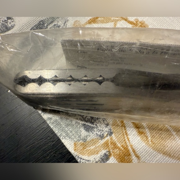 NWT The Pampered Chef BBQ tongs, original sealed packaging, pamphlet included - Picture 5 of 5